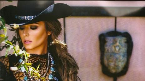 Нашарената Черил изглежда по-секси от всякога в новия си календар