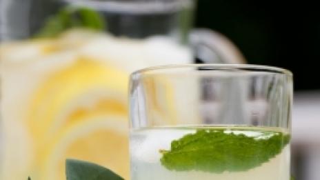 Лимонова вода за смъкване на коремчето