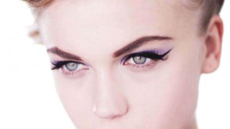 Този pin-up грим! (Видео)