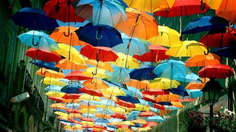 Покрив от чадъри превърна португалско градче в приказно място