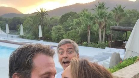 Джордж Клуни развали романтичното селфи на Синди Крауфорд