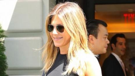 Чар или бедствие: Анистън забрави сутиена