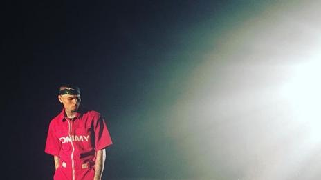 Крис Браун в ареста, опрял пистолет в челото на красавица