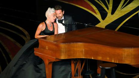 Погледи, целувки... Гаджета ли са Лейди Гага и Брадли Купър?