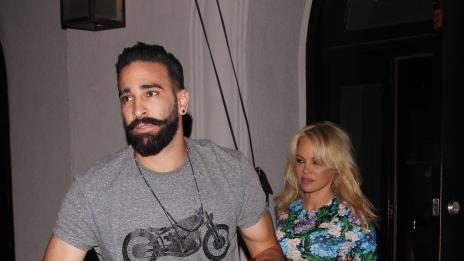 Памела Андерсън разхожда годежен пръстен