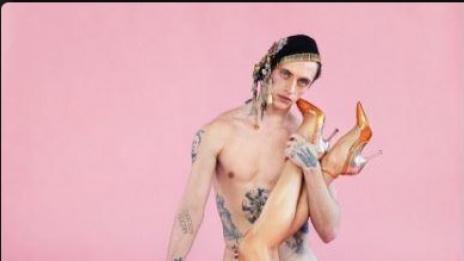 Памела Андерсън без дрехи до млад балетист