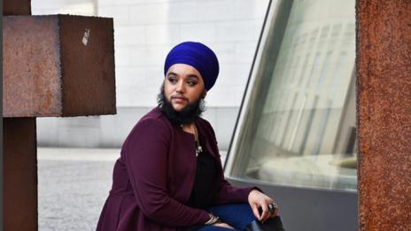 Жена с брада и татуирана баба в Гинес