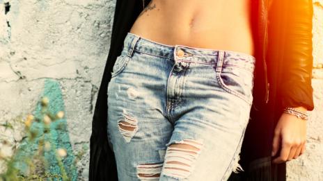 Ако сте навършили 37: Скъсаните дънки аут, тениски с надписи – също