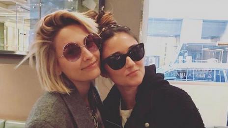 Щерката на Майкъл Джексън стана лесбийка