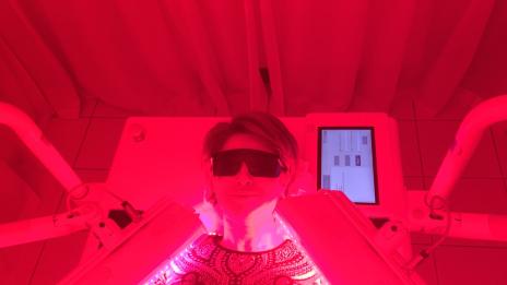 Фототерапията, която подмладява кожата, бори се с косопада и намалява стреса