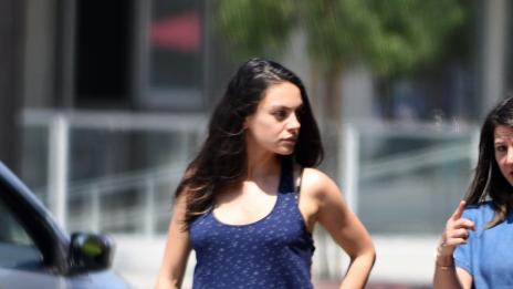 Мила Кунис показа бременно коремче