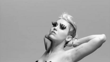 Майли Сайръс пак се разголи в свое видео