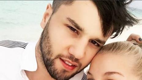 Зрели и известни хубавици гушкат млади гаджета