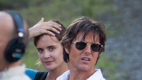 Том Круз си хвана гадже – копие на Кейти Холмс