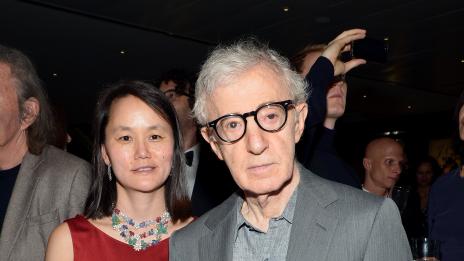 Осиновената дъщеря на Уди Алън го обвини открито в сексуален тормоз