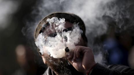 Пушачите на канабис рискуват да станат алкохолици