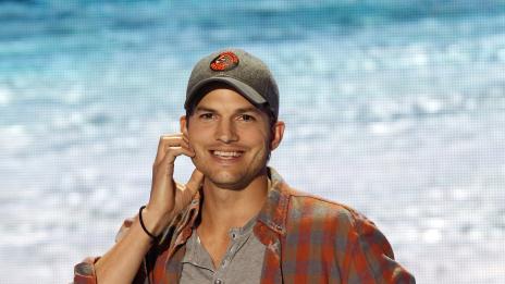 Аштън Кътчър създава най-удобните фланелки в света