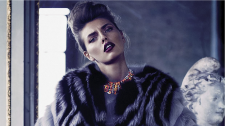 Модерна жена, ретро обстановка и много кожа