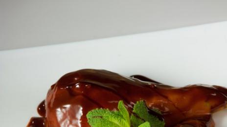 Леден шоколадов крем със сос от круши