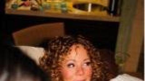 Марая Кери с яйце на корема