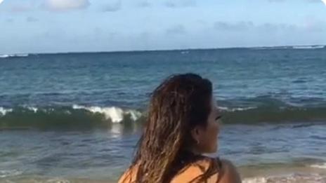 Кралицата на пищните извивки: Ашли Греъм на плажа