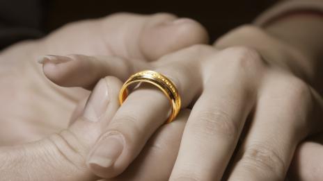 Жените си свалят халките от страх за кариерата си