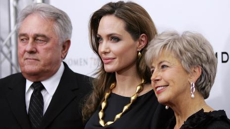 Анджелина ще живее със свекърва си