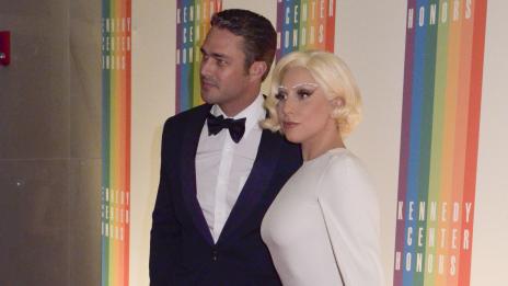 Лейди Гага и Тейлър Кини продължават да са все така влюбени