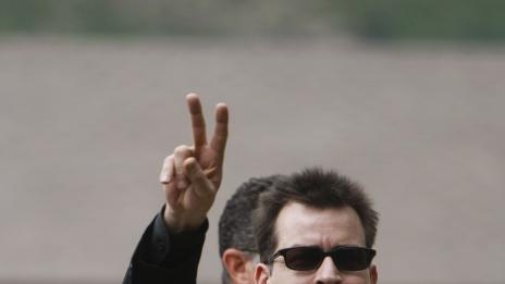 Порно звездата на Чарли Шийн го разкара със смс