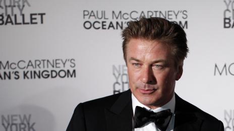 Нападнаха Алек Болдуин след оплакването му