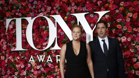 Не може без шега: Ейми Шумър обяви, че е бременна. Вижте как...