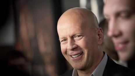 Брус Уилис сменя памперси за 7 секунди