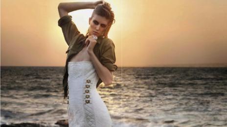 Сурова съблазнителка на плажа