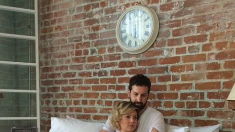 Катрин Хейгъл и мъжът ѝ пуснаха камера в леглото си