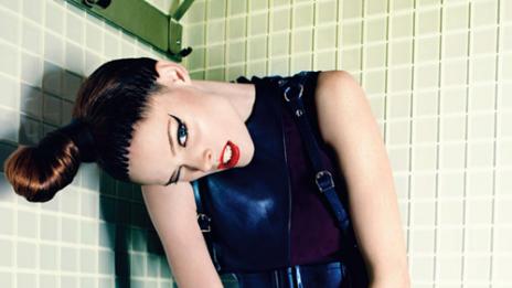 Стил в кожа с фетиш акценти