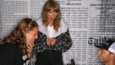 Фенове на Тейлър се сгодиха пред нея в бекстейджа