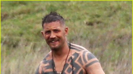 Том Харди остана само по татуировки