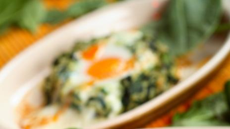 Яйца върху спанак със сос