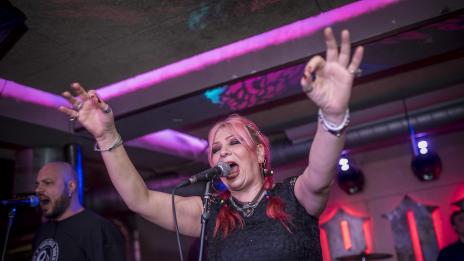 Милена иска дървена къща на язовир за своя юбилей