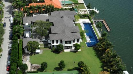 Енрике Иглесиас се нанесе в ново имение