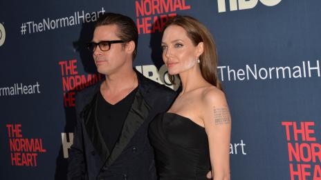 Анджелина Джоли се появи на червения килим омазана с пудра