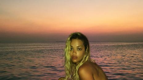 Чар или бедствие: Рита Ора свали дрехите преди залез