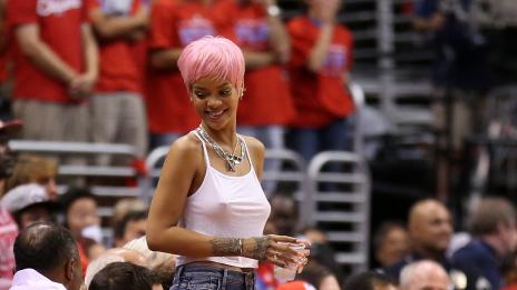 Риана тръгна без сутиен