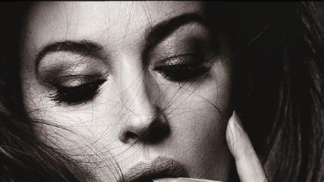 Рошава, замислена, напудрена или небрежна – Моника Белучи винаги ще бъде