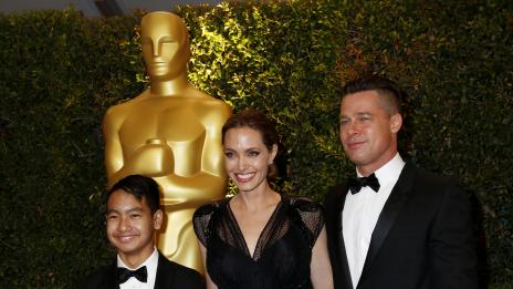 Анджелина Джоли осиновила Мадокс с подправени документи