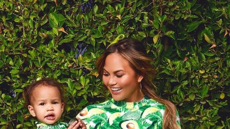 Криси Тейгън съобщи по нестандартен начин, че е бременна отново