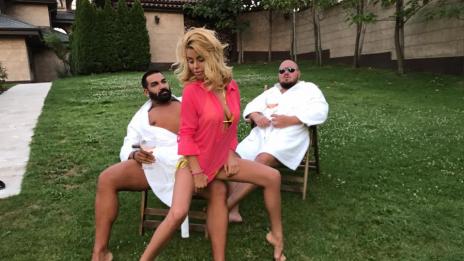 Плеймейтка тръби: Готова съм да родя деца на Гущеров