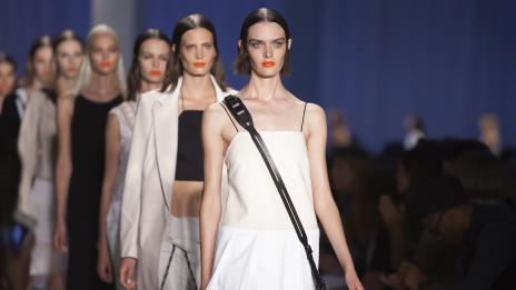 Вижте как да носите ярък цвят червило за пролетта