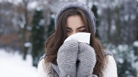 Какви рискове крие задържането на кихавицата?