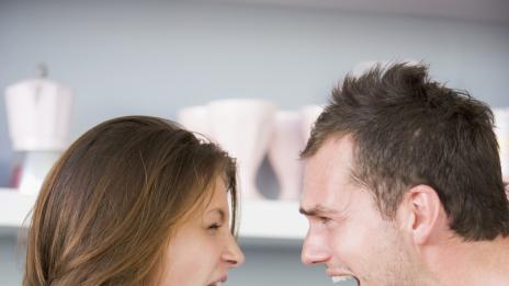 Семеен скандал. Жената плаче, мъжът изключва